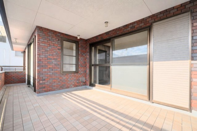 【バルコニー】 | ◆◇笹野台中古戸建◆◇ | ◆日当たり良好なバルコニー！毎日のお洗濯にも嬉しいですね！【画像は加工しています】