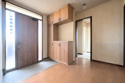 【玄関】 | ◆◇笹野台中古戸建◆◇ | ◆明るい玄関です！散らかりやすい玄関もスッキリする大容量のシューズボックス付き。【画像は加工しています】