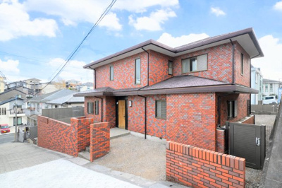 【外観】 | ◆◇笹野台中古戸建◆◇ | ◆前面道路も幅員があり車の運転も安心！前面道路は閑静な住宅地。車通りの少ない道路です。お子様にも安心です。【画像は加工しています】