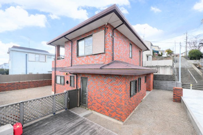 【外観】 | ◆◇笹野台中古戸建◆◇ | ◆堂々たる趣ながら、主張し過ぎずどこか余裕を感じさせるシャープなフォルムで佇む邸宅は、晴天の空と照らし合わせる事で、本来あるべき完成形の姿を見せてくれます。【画像は加工しています】