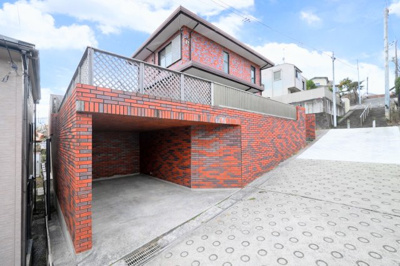 【外観】 | ◆◇笹野台中古戸建◆◇ | ◆大切なお車の維持管理に便利な地下車庫。雨や風をしのげる駐車場です。【画像は加工しています】