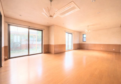 【居間・リビング】 | ◆◇笹野台中古戸建◆◇ | ◆家族で食卓を囲むダイニングスペースと、ソファでゆったりくつろぐリビングスペースがしっかり区切られているので家具の配置や用途を使いわけしやすいです。【画像は加工しています】