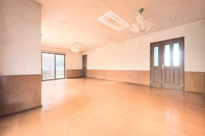 【居間・リビング】 | ◆◇笹野台中古戸建◆◇ | ◆家族で食卓を囲むダイニングスペースと、ソファでゆったりくつろぐリビングスペースがしっかり区切られているので家具の配置や用途を使いわけしやすいです。【画像は加工しています】