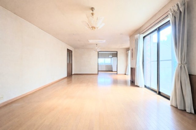 【居間・リビング】 | ◆◇笹野台中古戸建◆◇ | ◆リビングは一日中太陽の光が射し込みます。家族が集まる空間は、自然と笑顔が溢れます！【画像は加工しています】