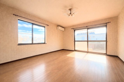 【洋室】 | ◆◇笹野台中古戸建◆◇ | ◆柔らかい陽光が差し込む明るいお部屋を演出する設計。彩光の取れる窓が気持ちの良いお部屋を創り上げます。【画像は加工しています】