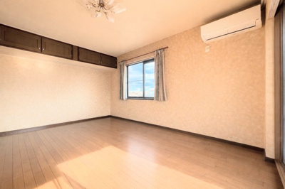 【洋室】 | ◆◇笹野台中古戸建◆◇ | ◆室内はいつも明るい印象なので気持ちの良い朝を迎えられます。各部屋にはクローゼットを完備しており、収納が多いお家はすっきりして快適空間です。【画像は加工しています】