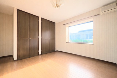 【洋室】 | ◆◇笹野台中古戸建◆◇ | ◆気持ちの良い風が室内へ入り込む居室。家具を配置しても広々ご利用いただけます！！【画像は加工しています】