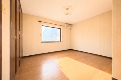 【洋室】 | ◆◇笹野台中古戸建◆◇ | ◆感性を育むプライベートルームはシンプルでスマートな空間。好みの空間で読書をしたり、音楽を聞いたりと一人の時間も充実したものにできます。【画像は加工しています】