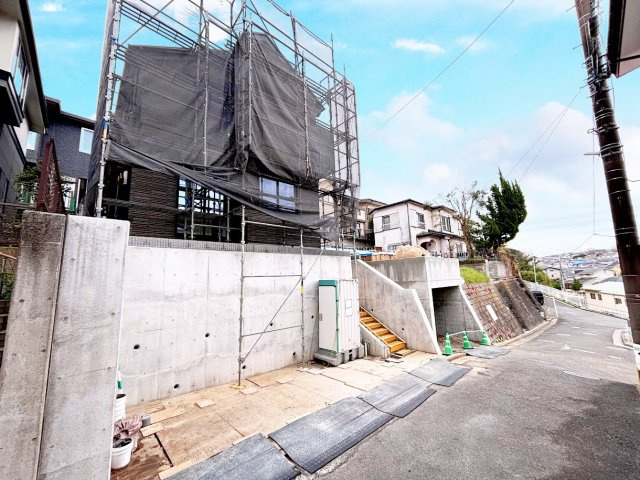 戸塚区平戸町　新築戸建て　第2の前面道路含む現地写真|◆前面道路も幅員があり車の運転も安心！前面道路は閑静な住宅地。車通りの少ない道路です。お子様にも安心です。
