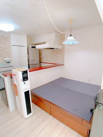 【居間・リビング】 | ◆◇◆秦野南が丘さつき東住宅 １階◆◇◆ | ■おしゃれな小上がりの畳コーナーあります♪(下部は収納として利用できます)