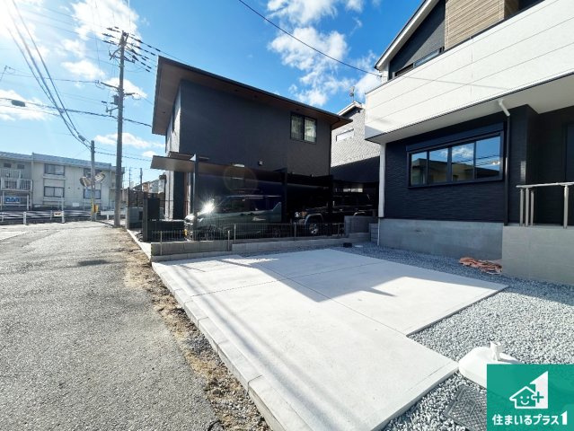 宝塚市宝梅　第1期　新築一戸建て|周辺は閑静な住宅街！前面道路広々で車の出し入れも便利です。駐車が苦手な方でも安心して車庫入れできます！
