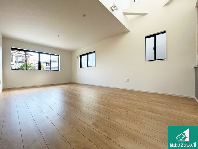 宝塚市宝梅　第1期　新築一戸建ての居間・リビング|日当たり良好の明るいリビングで朝の目覚めもスッキリできそう！対面キッチンでご家族のコミュニケーションも自然と増える設計！小さなお子様が遊ぶスペースを作っても広々とくつろげるLDK！