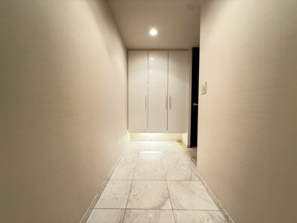 【玄関】 | 玄関扉を開けて入室する際のお写真になります☆