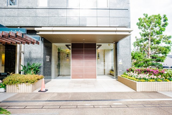 【エントランス】 | 【エントランス入口】優しい色合いでデザインされたメインエントランス入口です。
