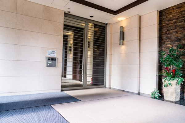 【エントランス】 | 【エントランス】落ち着いた雰囲気のメインエントランス出入口風除室です。