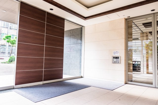 【エントランス】 | 【エントランス】落ち着いた雰囲気のメインエントランス出入口風除室です。
