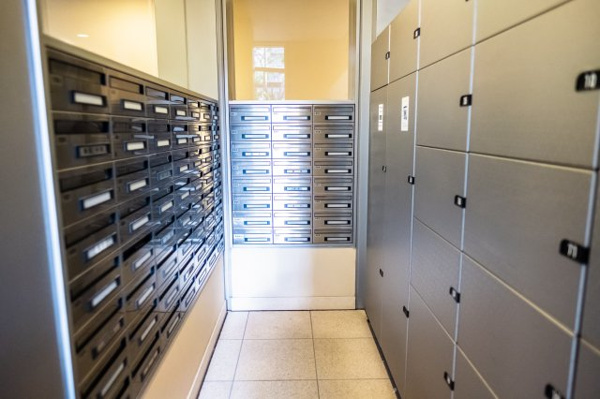 【設備】 | 【郵便受け】メールコーナーです。宅配ボックスもございます。