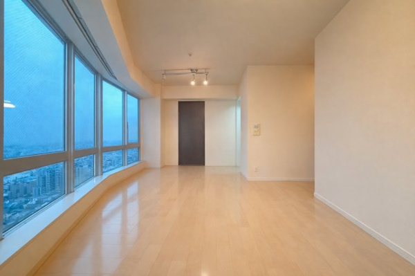 【居間・リビング】 | 【居間・リビング】床暖房完備で冬でも暖か！大きな窓から自然光が差し込む、開放的で明るいお部屋です！