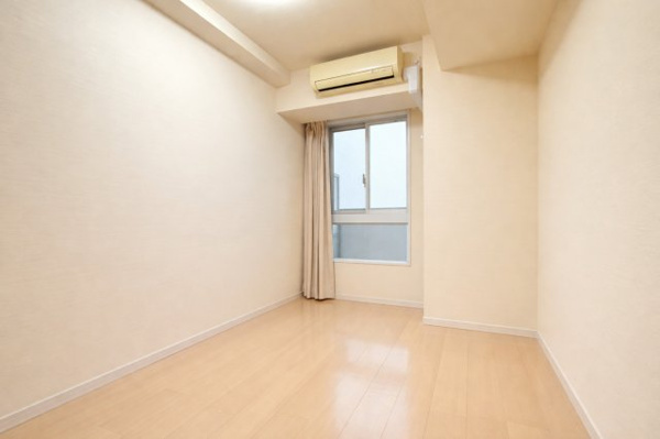 【洋室】 | 5.4帖の洋室は無駄な柱がなく、家具の配置も容易です☆