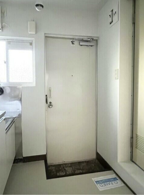 海野ハイツの玄関