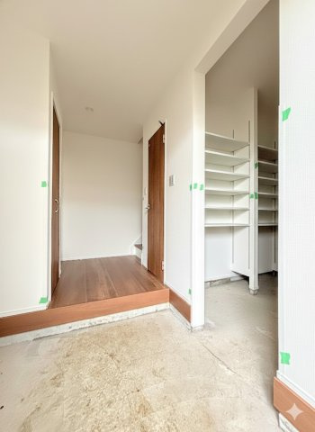 戸塚区平戸町　新築戸建て　第3の玄関|◆明るい玄関です！散らかりやすい玄関もスッキリする大容量のシューズボックス付き。
