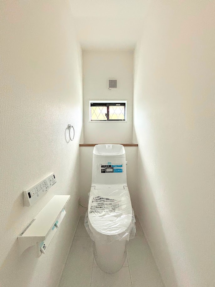戸塚区平戸町　新築戸建て　第3のトイレ|◆清潔感のある白を基調とした落ち着ける空間。小窓をもうけていますので、こもりやすい空気の入れ替えも簡単に行えますね！
