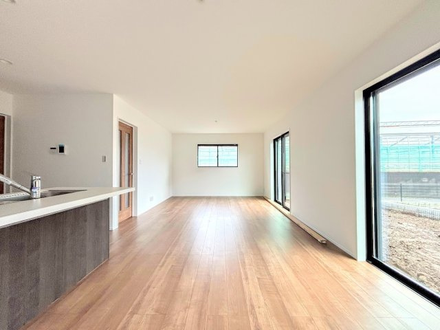 戸塚区平戸町　新築戸建て　第3の居間・リビング|◆一家だんらんのスペースとなるＬＤＫ。窓から明るい光が差し込み、思わず家族の会話も弾む快適な空間。
