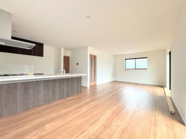 戸塚区平戸町　新築戸建て　第3の居間・リビング|◆リビングは一日中太陽の光が射し込みます。家族が集まる空間は、自然と笑顔が溢れます！
