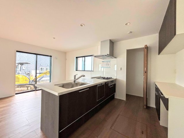 戸塚区平戸町　新築戸建て　第3のキッチン|◆キッチンからダイニングやリビングが見渡せるキッチン。料理をしながら家族とコミュニケーションをとれるだけでなく、大きな開放感も得られることができます。
