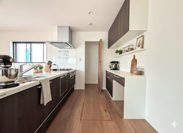 戸塚区平戸町　新築戸建て　第3のキッチン|◆デザイン性と機能性を兼ね備えたキッチンです。リビングスペースとの一体感が生まれ、広々空間を演出してくれます。
(家具はイメージ写真です）
