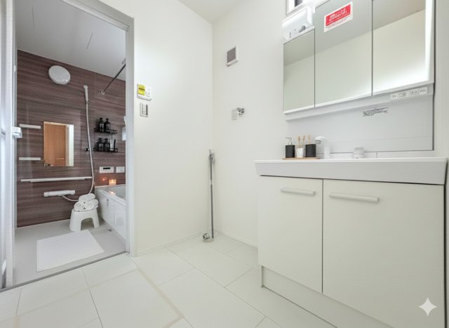 戸塚区平戸町　新築戸建て　第3の独立洗面台|◆毎日使う場所だから、機能的で使いやすさに配慮したパウダールーム。すっきりと使えるように収納も豊富にご用意しています。
(家具はイメージ写真です）
