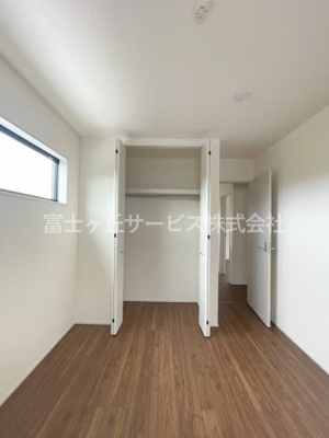 【寝室】 | 牧之原市静波 2期 新築一戸建て 2号棟 | 開放的な寝室です