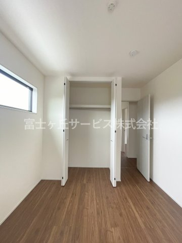 【寝室】 | 牧之原市静波 2期 新築一戸建て 2号棟 | 開放的な寝室です