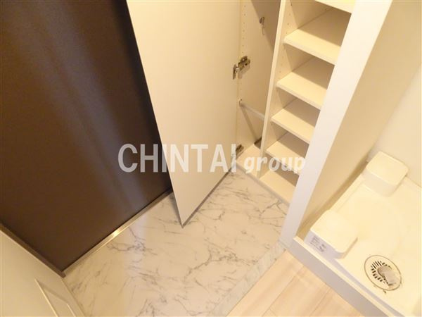 レジディア笹塚Ⅲの玄関