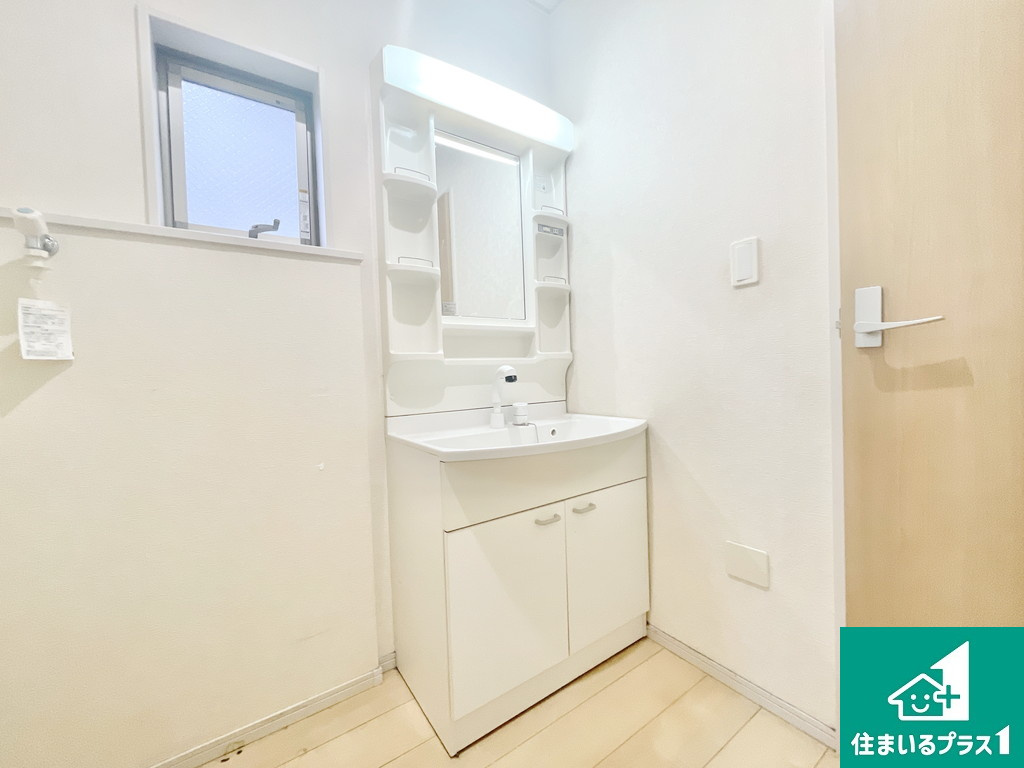 堺市西区山田　中古一戸建ての独立洗面台|独立洗面台、小物を置くことができて便利です