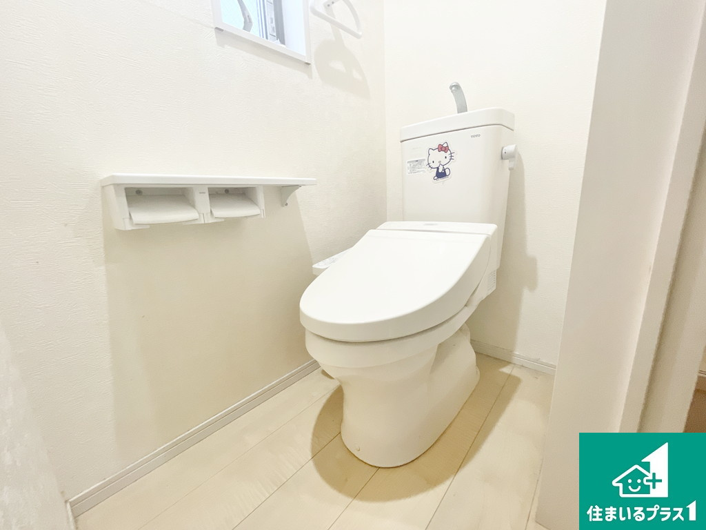 堺市西区山田　中古一戸建てのトイレ|落ち着いた色調のトイレです