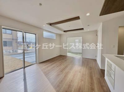 【居間・リビング】 | 浜松市中央区舞阪町舞阪 2期 新築一戸建て 1号棟 | 使いやすい居間です