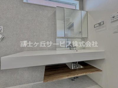 【独立洗面台】 | 浜松市中央区舞阪町舞阪 2期 新築一戸建て 1号棟 | 独立洗面台、小物を置くことができて便利です