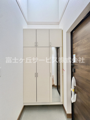 【玄関】 | 浜松市中央区舞阪町舞阪 2期 新築一戸建て 1号棟 | 明るい玄関です