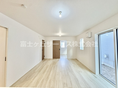 【居間・リビング】 | 豊橋市下地町 新築一戸建て 3号棟 | ゆったりとした居間です