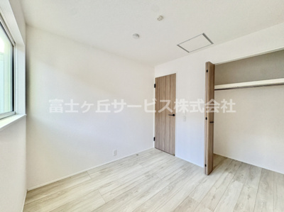 【洋室】 | 豊橋市下地町 新築一戸建て 3号棟 | 落ち着いた色調の洋室です