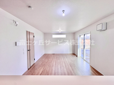 【居間・リビング】 | 豊橋市下地町 新築一戸建て 4号棟 | こちらのリビングで趣味の時間をお楽しみください