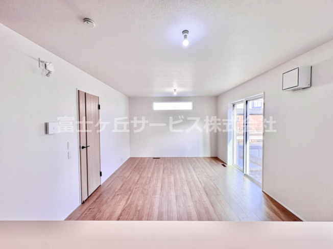 【居間・リビング】 | 豊橋市下地町 新築一戸建て 4号棟 | こちらのリビングで趣味の時間をお楽しみください