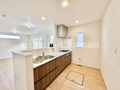 【キッチン】 | 豊橋市下地町 新築一戸建て 4号棟 | コンパクトなキッチンで掃除もラクラク