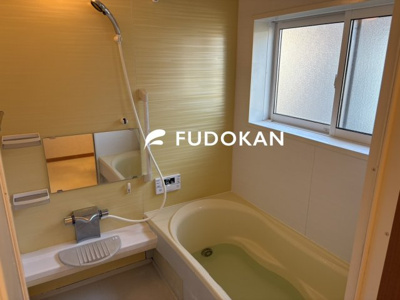 【浴室】 | 河北町谷地ひな市二丁目 | 広々浴室は、ゆったりとくつろいで疲れを癒す空間です。足をのばして浴槽につかることができます。エコ給湯器からの自動湯張り機能や家事を助ける機能が沢山あります。