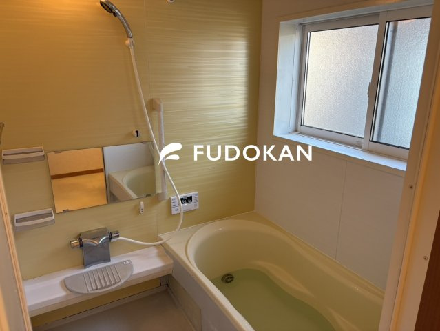 【浴室】 | 河北町谷地ひな市二丁目 | 広々浴室は、ゆったりとくつろいで疲れを癒す空間です。足をのばして浴槽につかることができます。エコ給湯器からの自動湯張り機能や家事を助ける機能が沢山あります。