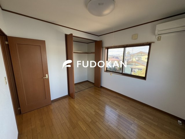 【洋室】 | 河北町谷地ひな市二丁目 | 洋室もそれぞれ収納スペースが完備されております。お子様は小さいうちは部屋自体が収納として使えますし、将来はお子様にお部屋のプレゼントもできますね。