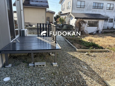 【その他】 | 河北町谷地ひな市二丁目 | ウッドデッキと家庭菜園がある庭。くつろぎと育てる楽しさを同時に味わえ、自然とふれあいながら心豊かな時間を過ごせる魅力的な空間です。