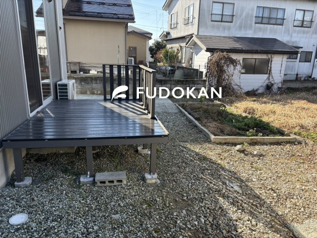 【その他】 | 河北町谷地ひな市二丁目 | ウッドデッキと家庭菜園がある庭。くつろぎと育てる楽しさを同時に味わえ、自然とふれあいながら心豊かな時間を過ごせる魅力的な空間です。