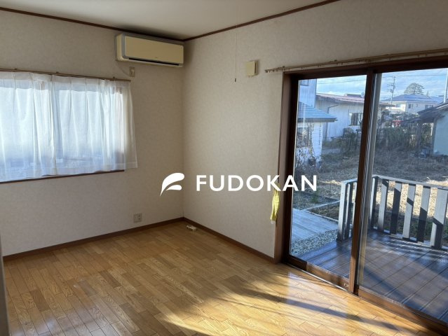 【居間・リビング】 | 河北町谷地ひな市二丁目 | リビングは広々です。家族の団欒の場として家庭を包みます。家具を置いてもゆとりのあるスペースはお子様が大きく成長されても自由の利く大きさです。